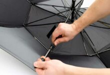 Un homme répare un parapluie.