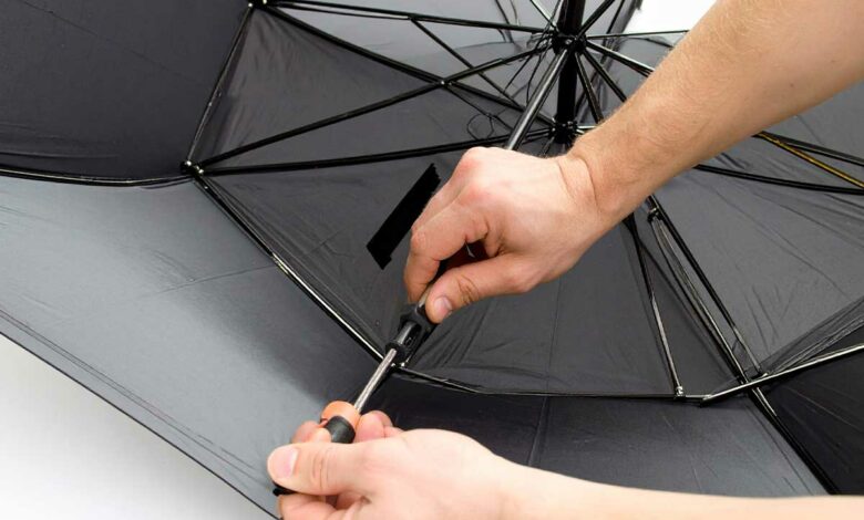 Un homme répare un parapluie.