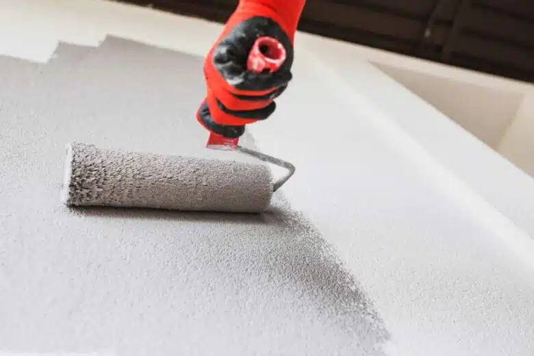 Ils inventent une peinture transpirante et réfléchissante pour diminuer la température des constructions.