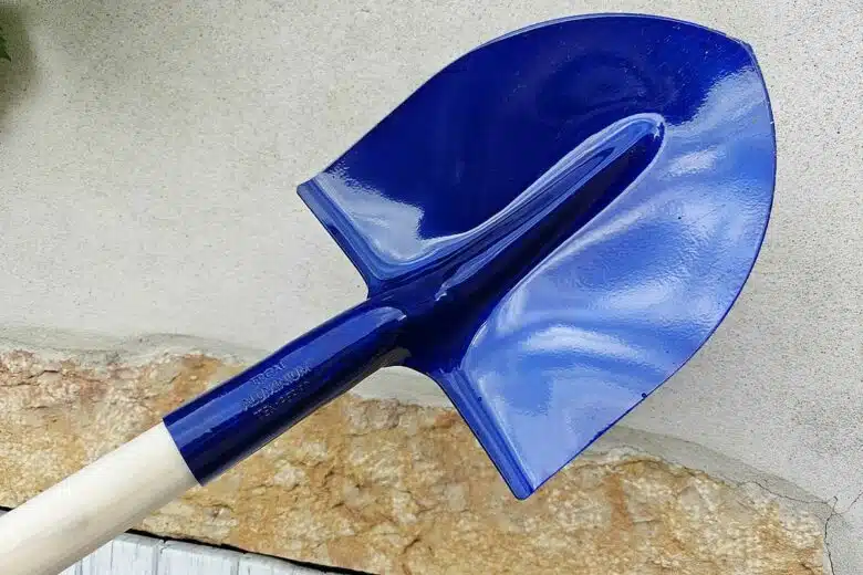 L'embout de la pelle fait 27 cm.