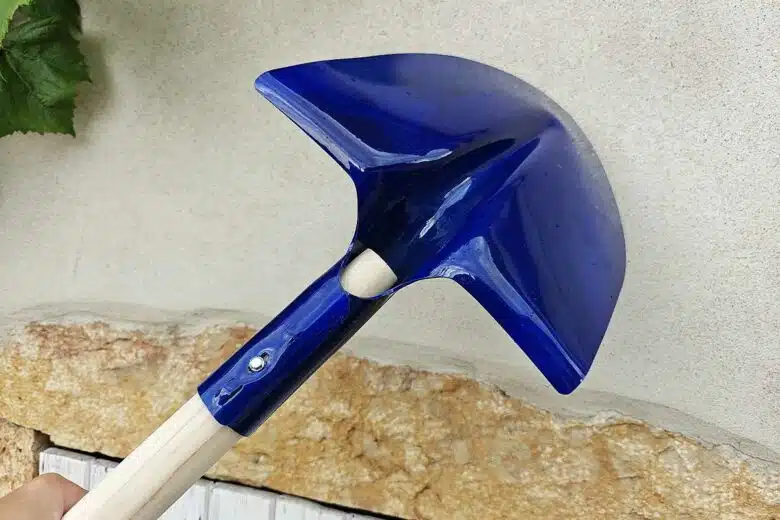 Une pelle très légère et robuste pour vous épargner des efforts. Crédit photo : Alexandre Bonazzi pour NeozOne