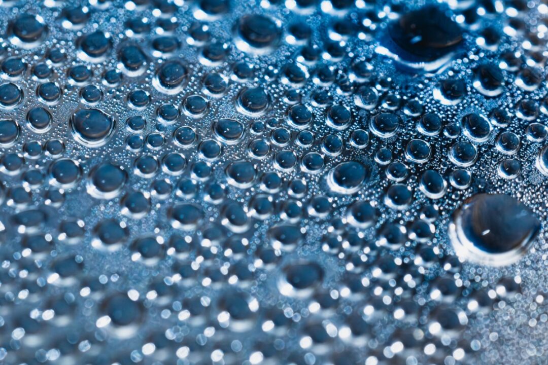 Des gouttes d'eau sur une surface.
