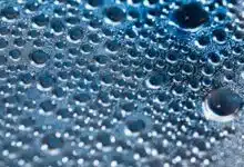 Des gouttes d'eau sur une surface.