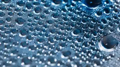 Des gouttes d'eau sur une surface.