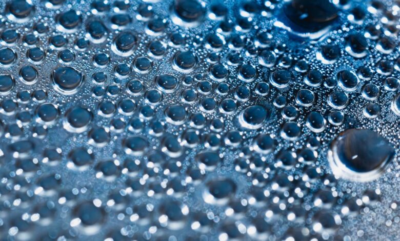Des gouttes d'eau sur une surface.