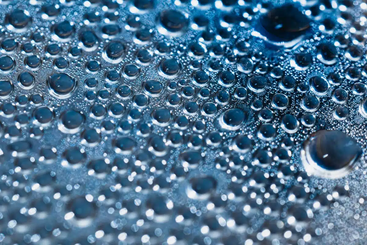 Des gouttes d'eau sur une surface.
