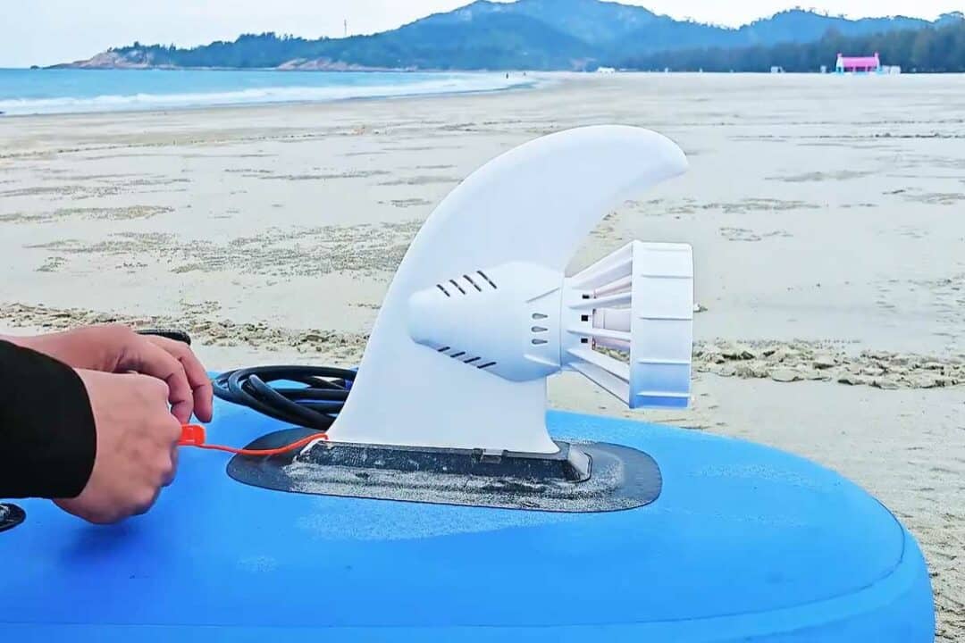 Un aileron doté d'une hélice pour la propulsion d'un paddle.