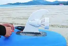 Un aileron doté d'une hélice pour la propulsion d'un paddle.