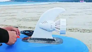 Un aileron doté d'une hélice pour la propulsion d'un paddle.