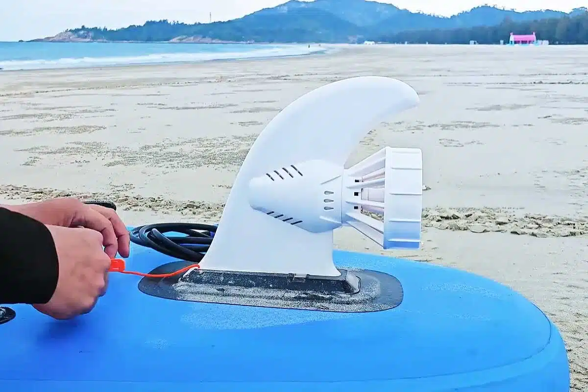Un aileron doté d'une hélice pour la propulsion d'un paddle.