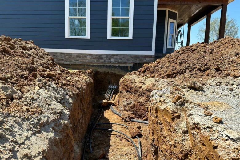 Tranchées pour installer les tuyaux d'une installation géothermique.
