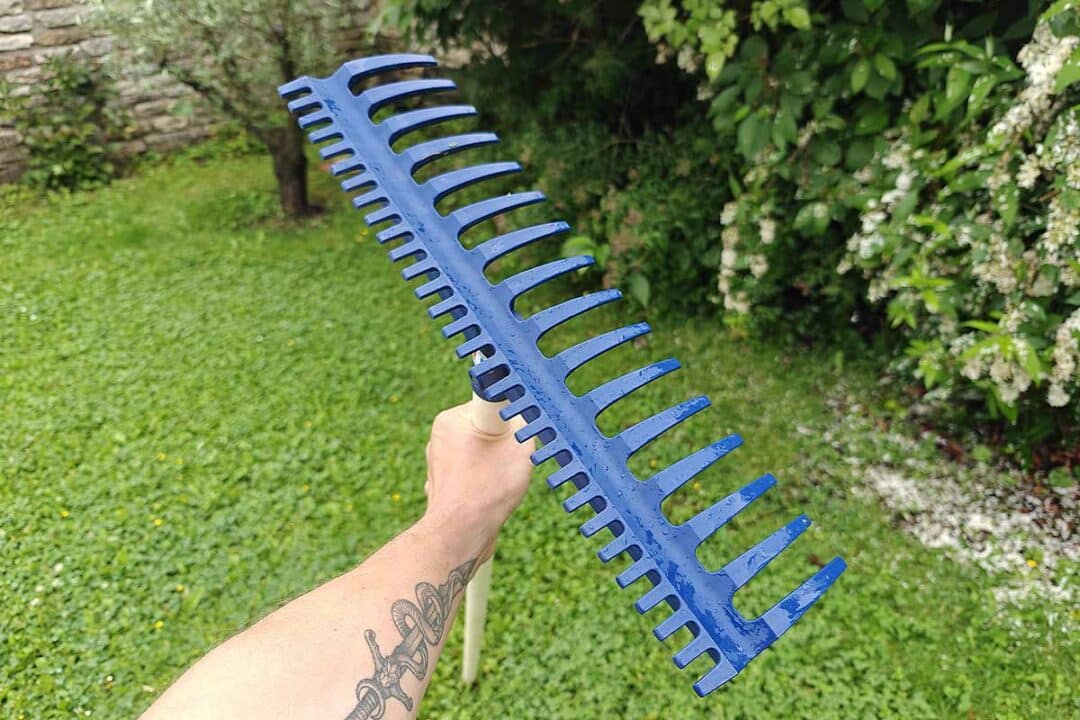 Le râteau réversible d'Outils Perrin.
