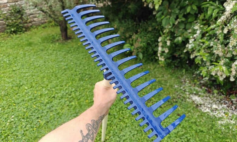 Le râteau réversible d'Outils Perrin.