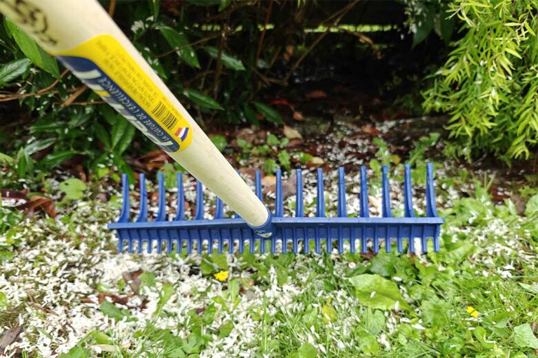 Un outil de jardin très utile, le râteau réversible.