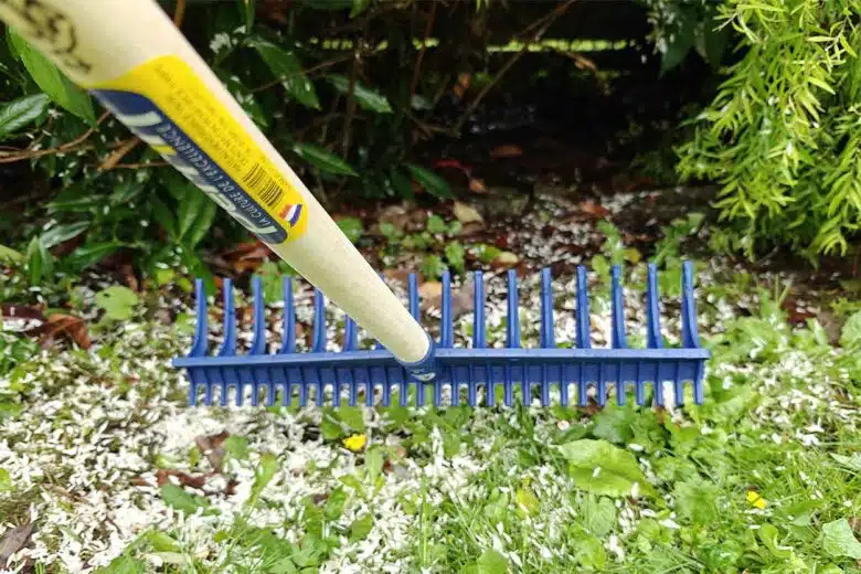 Un outil de jardin très utile, le râteau réversible.