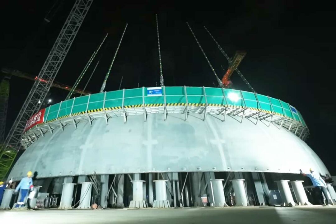 Installation d'un dôme pour couvrir le réacteur nucléaire.