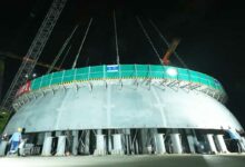 Installation d'un dôme pour couvrir le réacteur nucléaire.