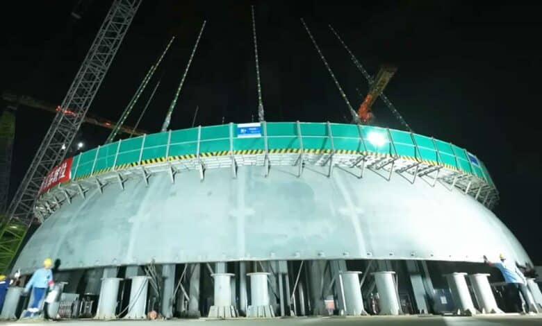 Installation d'un dôme pour couvrir le réacteur nucléaire.