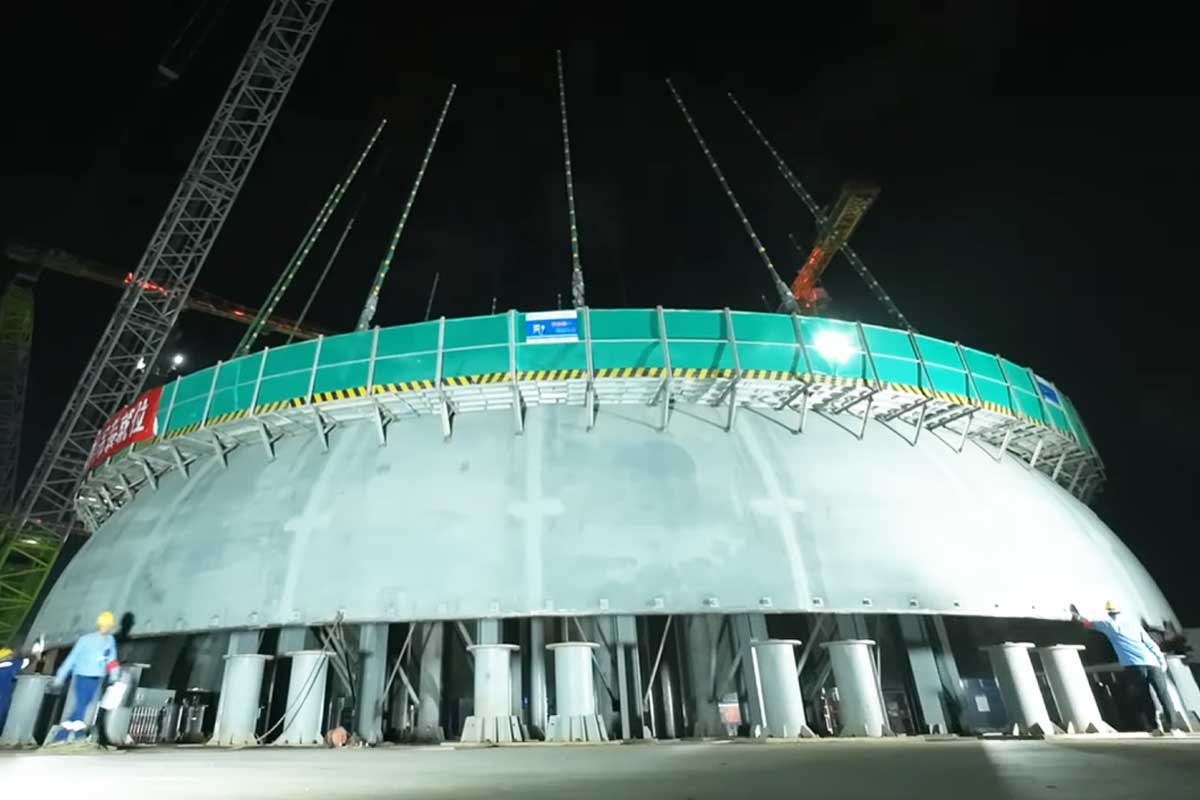 Installation d'un dôme pour couvrir le réacteur nucléaire.