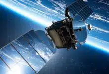 Un satellite avec des miroirs.