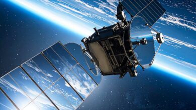 Un satellite avec des miroirs.