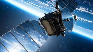 Un satellite avec des miroirs.
