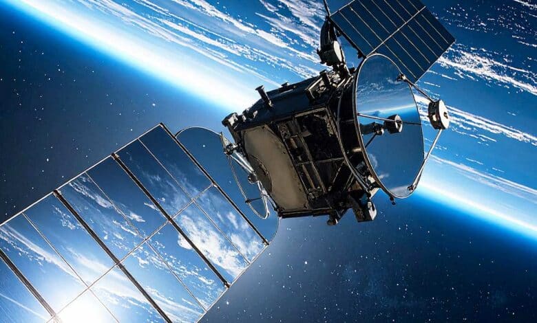 Un satellite avec des miroirs.