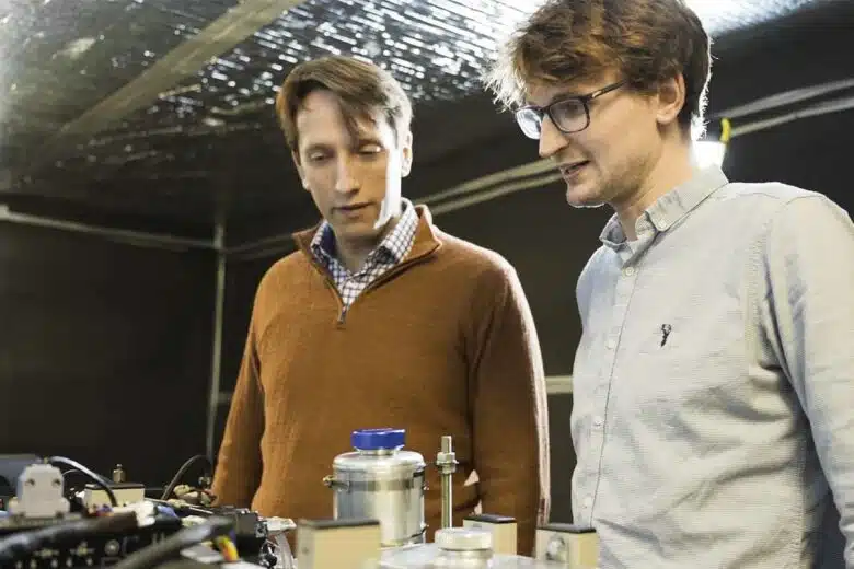 Le professeur Moya et son assistant devant leur prototype de refroidissement avec un matériau solide.