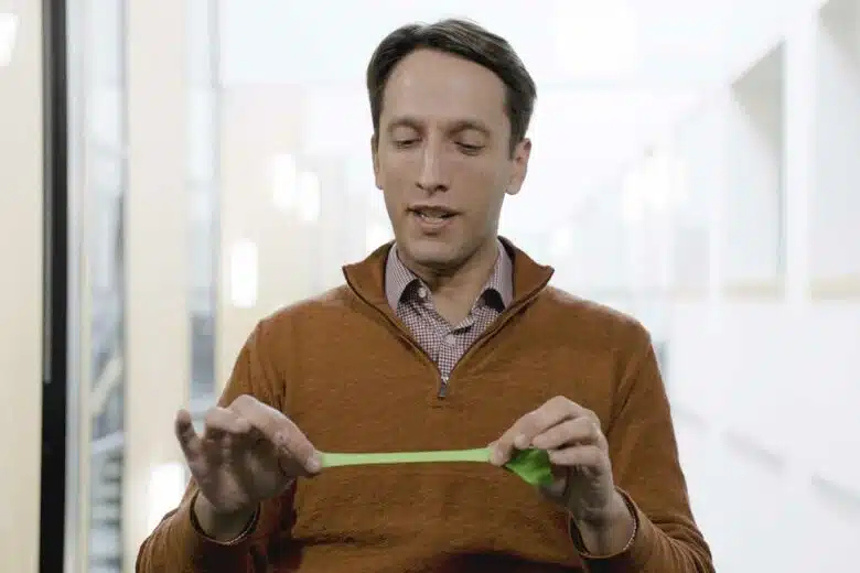 Un scientifique explique simplement le phénomène d'effet barocalorique à l'aide d'un ballon.