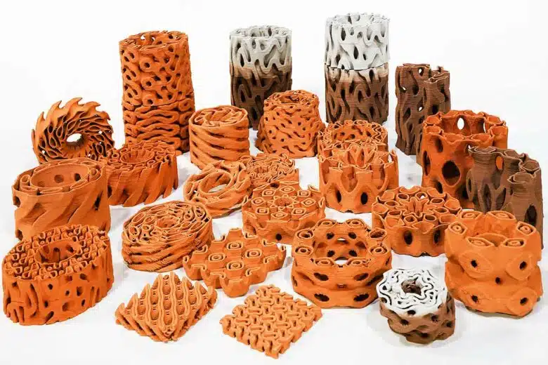 De nombreuses structures en terre cuite imprimées en 3D, bio inspirées des termitières pour refroidir l'air.