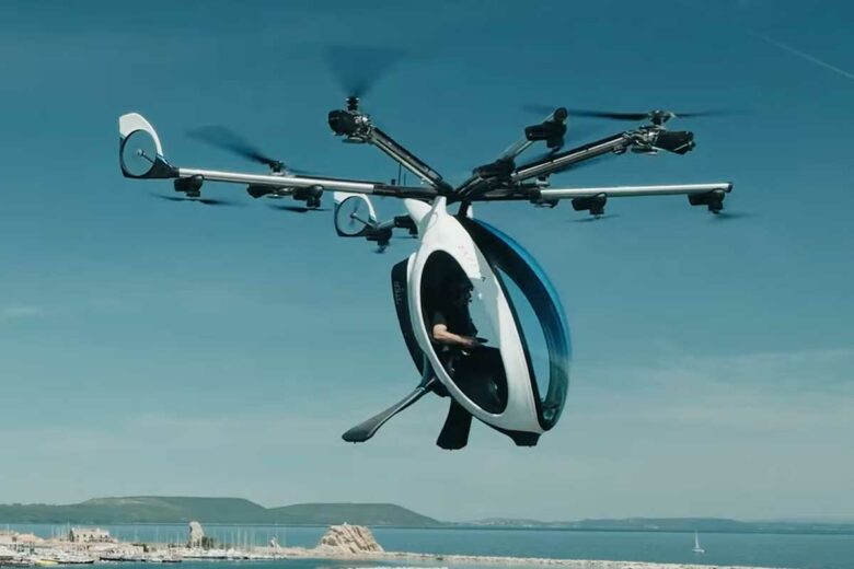 Franky Zapata dévoile son aeronef monoplace Air Scooter lors d'un vol au-dessus de l'étang de Berre.