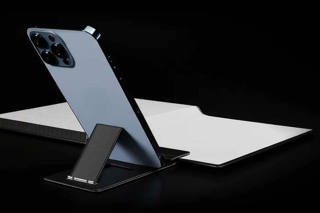 Un accessoire pour téléphone et cahier.