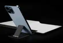 Un accessoire pour téléphone et cahier.