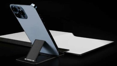 Un accessoire pour téléphone et cahier.