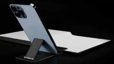 Un accessoire pour téléphone et cahier.