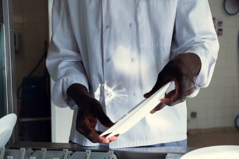Le bruit de la vaisselle dans la restauration est un facteur de stress au travail.