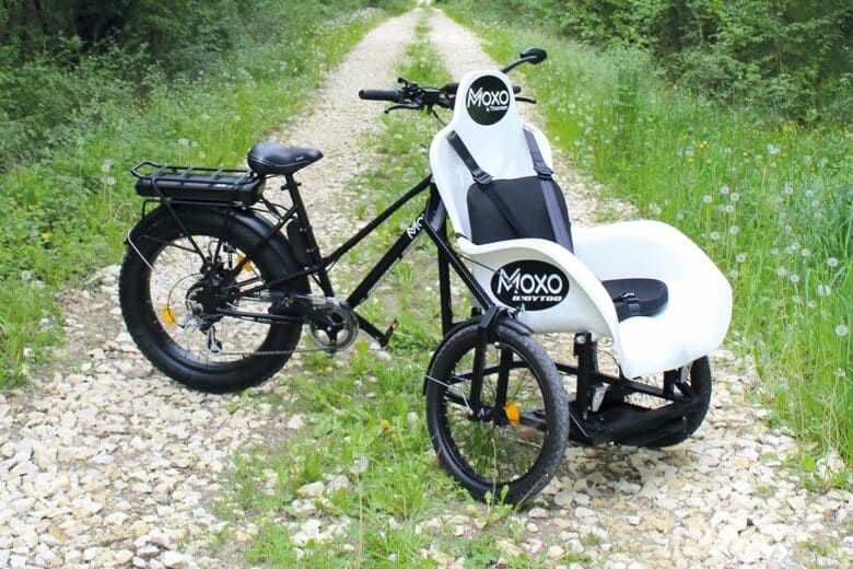 Un vélo triporteur conçu pour les personnes à mobilité réduite ou en situation de handicap.