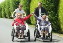Des séniors en balade sur un triporteur.
