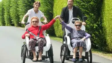 Des séniors en balade sur un triporteur.