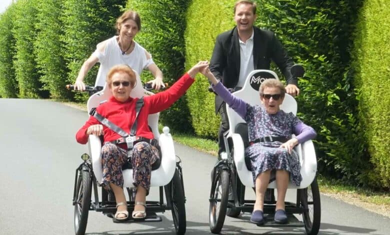 Des séniors en balade sur un triporteur.