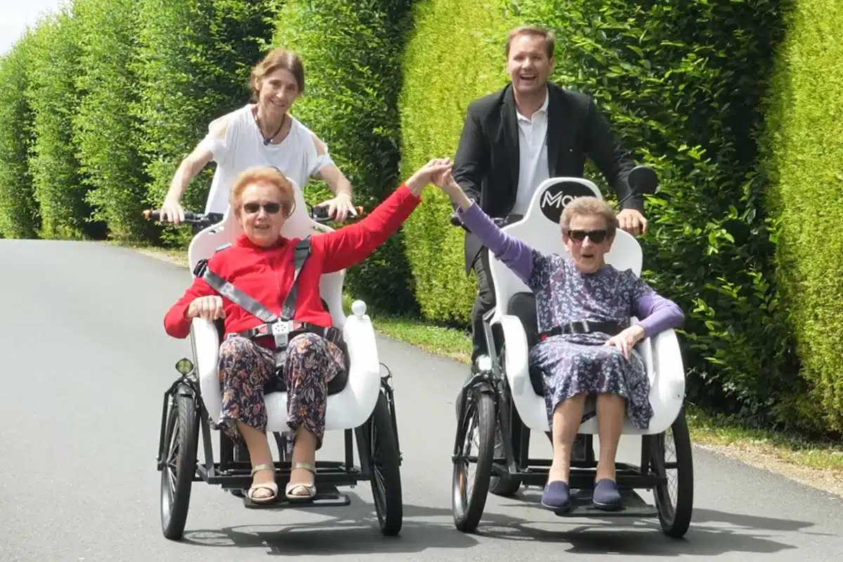 Des séniors en balade sur un triporteur.