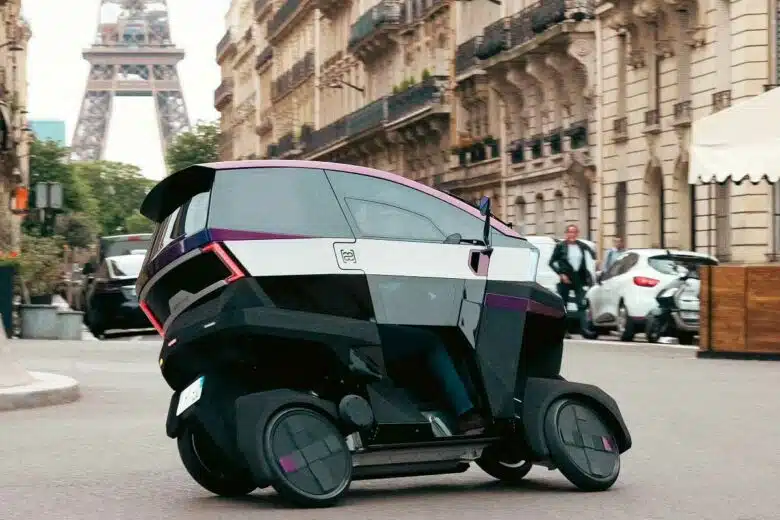 Le véhicule électrique Aemotion lors d'une balade dans les rues de Paris.