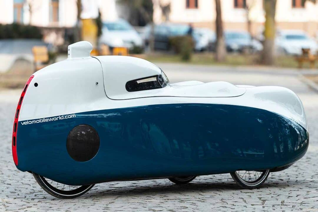 Un vélomobile entièrement caréné.