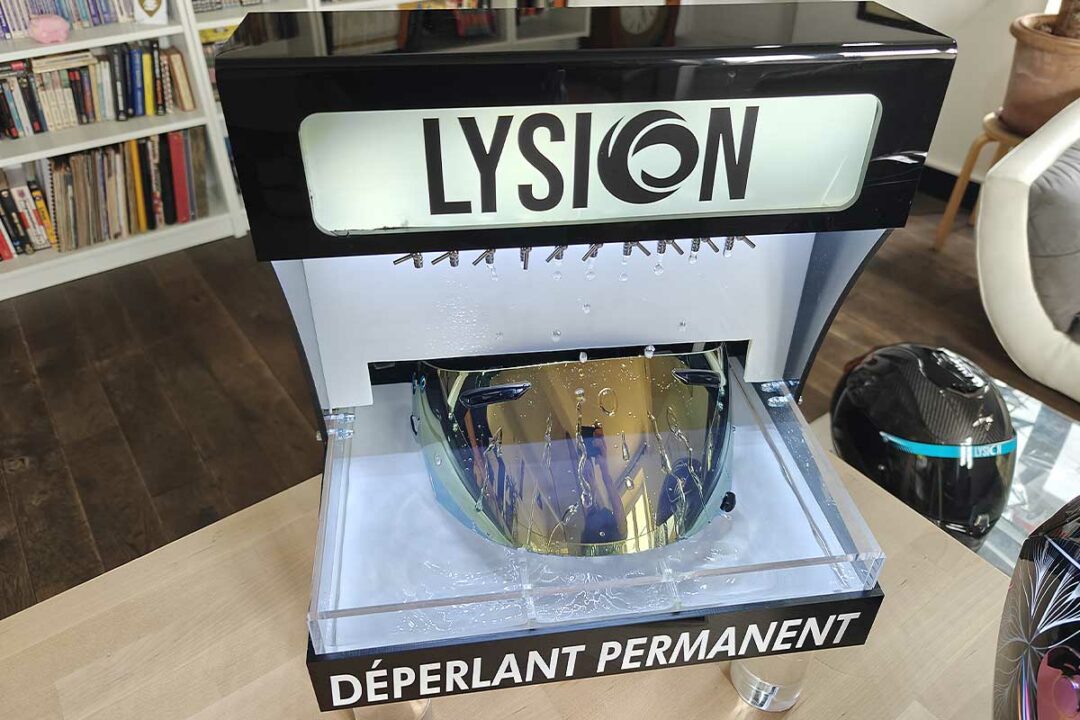 Une visière avec un film de protection Lysion.