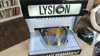 Une visière avec un film de protection Lysion.