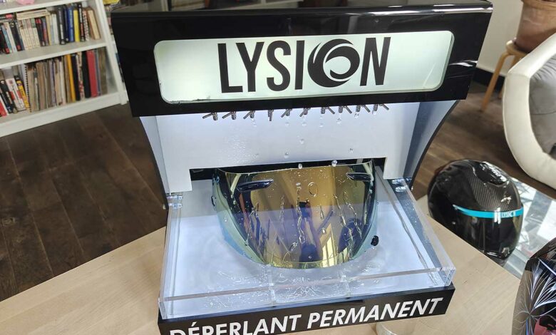 Une visière avec un film de protection Lysion.