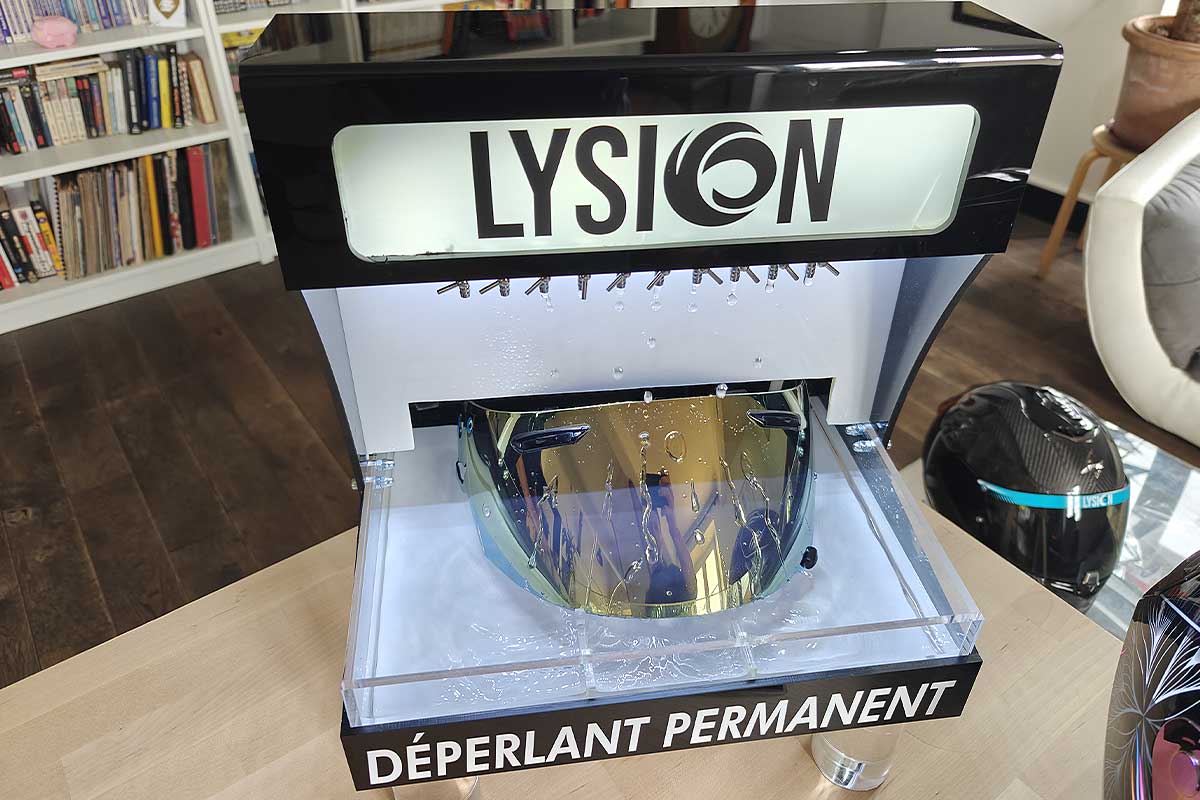 Une visière avec un film de protection Lysion.