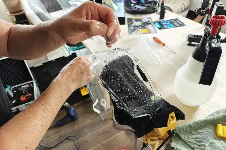 Application d'un film de protection sur une visière.
