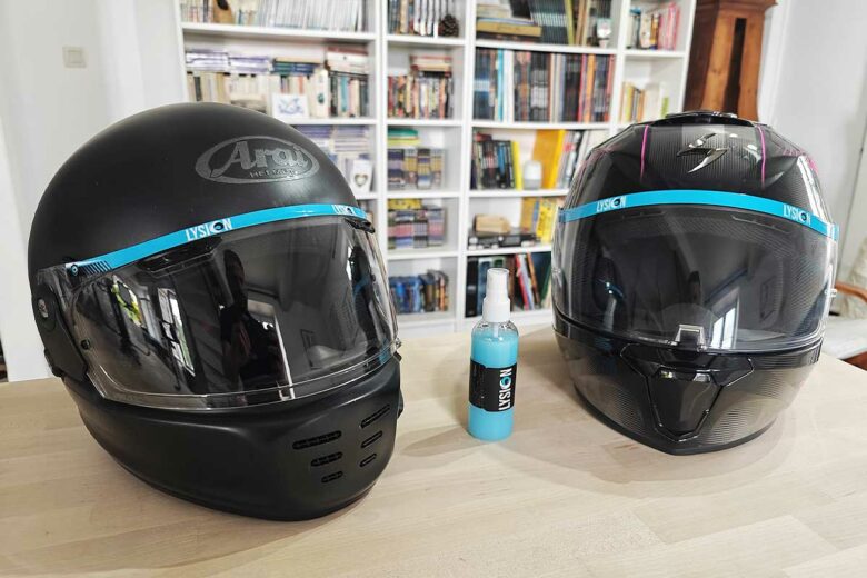 Deux casques équipés du film de protection Lysion.
