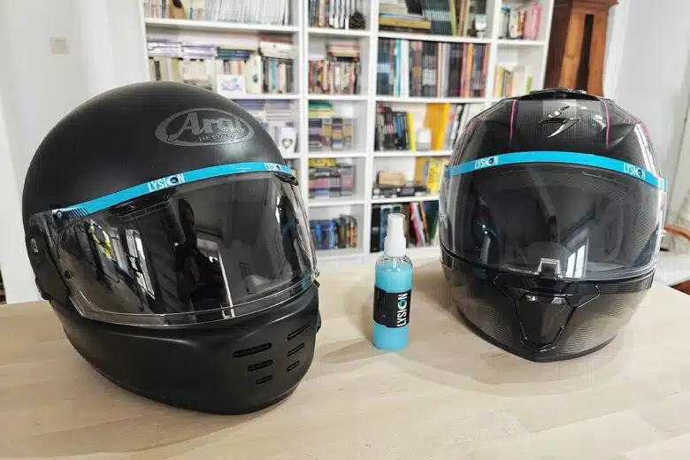 Deux casques équipés du film de protection Lysion.